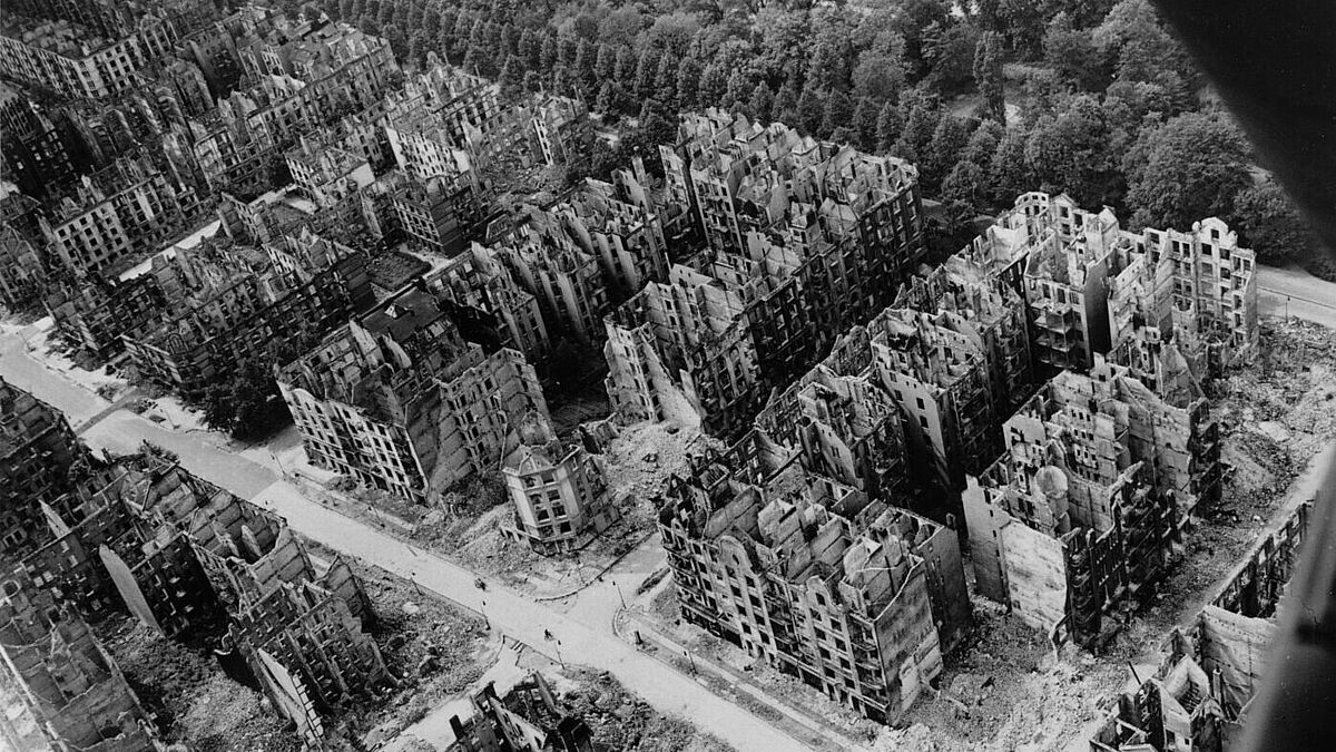 Ruinenfelder im zerstörten Hamburg um 1945