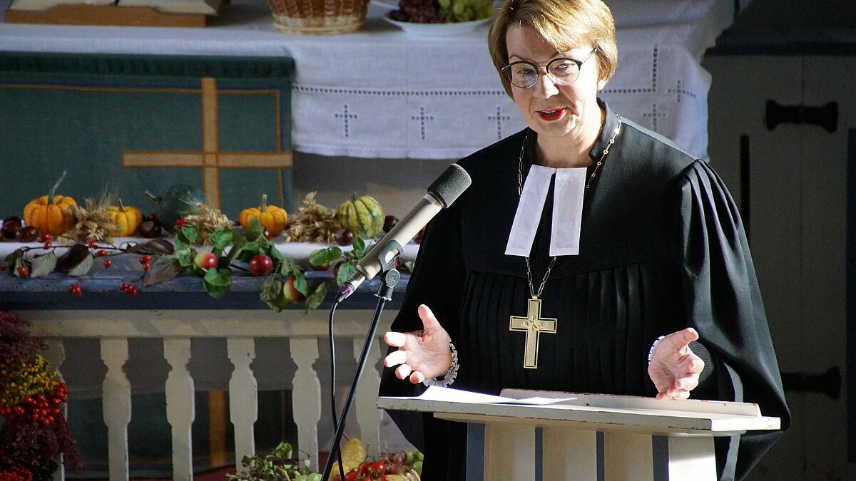 Landesbischöfin Kristina Kühnbaum-Schmidt predigte zum Landeserntedankfest 2019 in der Inselkirche Kloster auf Hiddensee