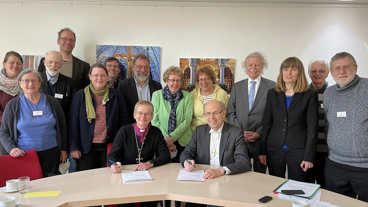 Die Beteiligten des Partnerschaftstreffens bei der Unterzeichnung der Zusatzerklärung. In der Mitte sitzend: Bishop Dagmar Winter und Bischof Gothart Magaard, dazwischen die Europa-Referentin der Nordkirche, Pastorin Christa Hunzinger