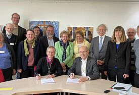 Die Beteiligten des Partnerschaftstreffens bei der Unterzeichnung der Zusatzerklärung. IN der Mitte sitzend: Bishop Dagmar Winter und Bischof Gothart Magaard, dazwischen die Europa-Referentin der Nordkirche, Pastorin Christa Hunzinger