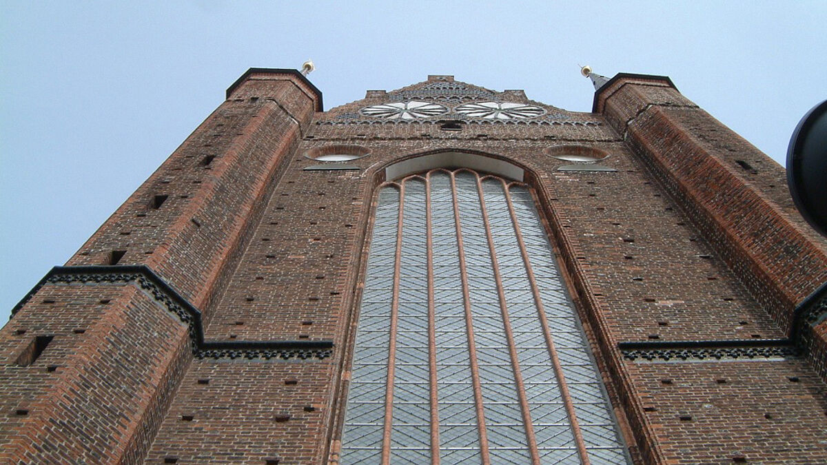Die Fassade der Georgenkirche in Wismar.