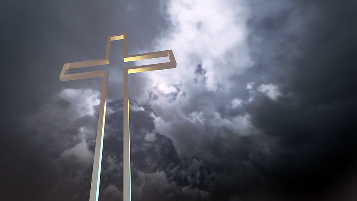 Dunkle Wolken über dem Kreuz: Weltweit hat die Verfolgung von Christen zugenommen
