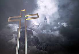 Dunkle Wolken über dem Kreuz: Weltweit hat die Verfolgung von Christen zugenommen