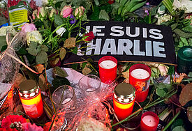 In Kiel und wie hier in Berlin wird um die Opfer des Terrors von Paris getrauert