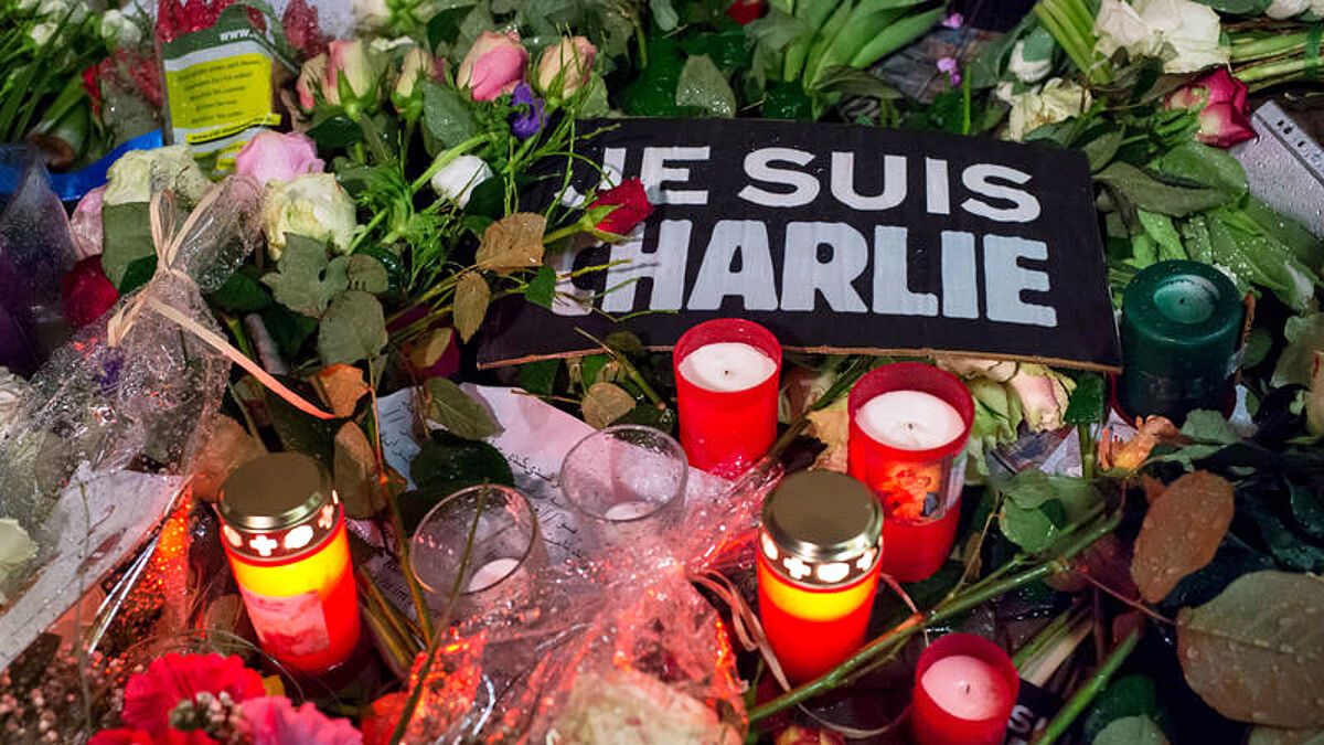 In Kiel und wie hier in Berlin wird um die Opfer des Terrors von Paris getrauert