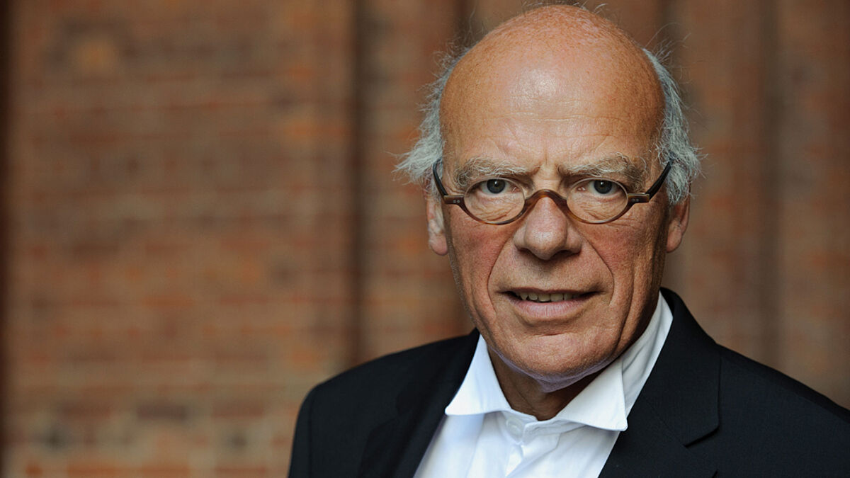 Landesbischof Gerhard Ulrich macht mit beim Kunstprojekt „Schwarzmarkt“