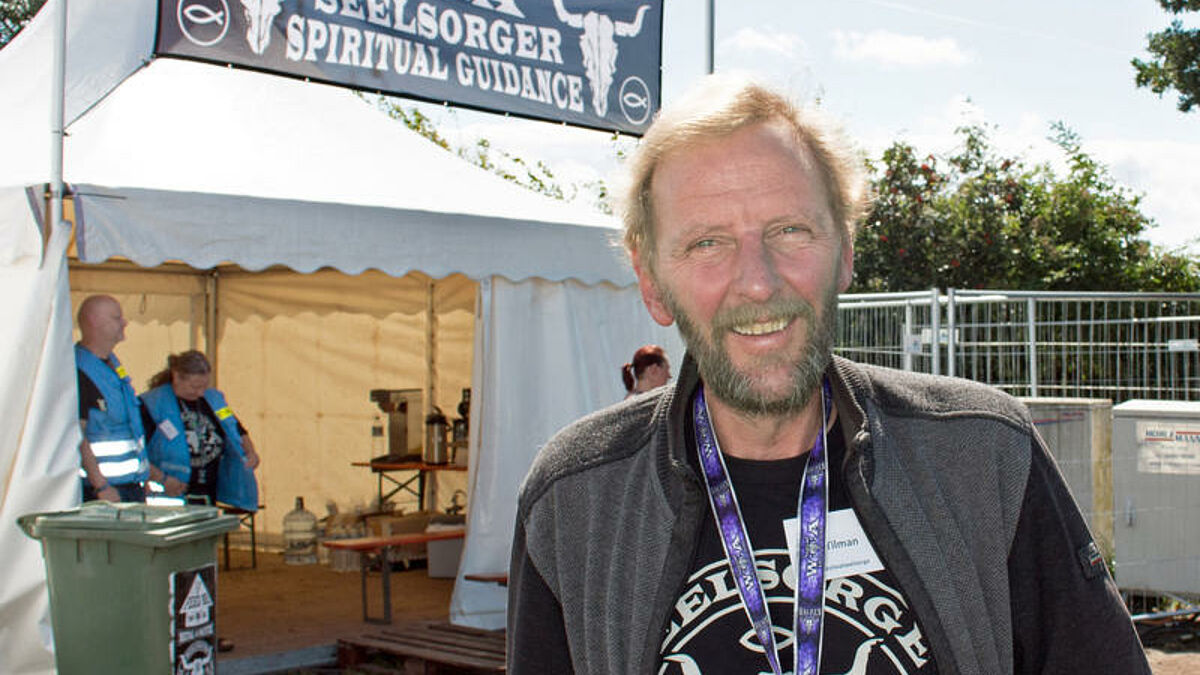 Landesjugendpastor Tilman Lautzas von der Nordkirche am 06.08.2016 beim weltgroessten Heavy-Metal-Festival im schleswig-holsteinischen Wacken. Lautzas ist auch 2017 wieder, von 3. bis 5. August, mit seinem Seelsorgeteam in Wacken im Einsatz. Rund 20 Psychologen, Sozialpaedagogen, Pastoren, Diakone und Mediziner sind Ansprechpartner fuer die rund 75.000 erwarteten Metalfans bei persoenlichen Krisen, Streit und Aengsten. Viele Festivalbesucher bringen Ihre eigenen Probleme in Beziehungen, Familie, Beruf und Ausbildung mit zu dem dreitaegigen Konzertmarathon und benoetigen Unterstuetzung, erzaehlt der 59-jaehrige Pfarrer. Seit 2010 organisiert die evangelische Kirche eine Festivalseelsorge in Wacken. Ein Thema koennte in diesem Jahr die wachsende Terrorangst sein. 