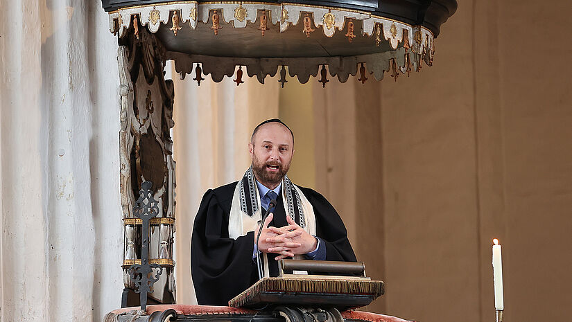 Landesrabbiner Yuriy Kadnikov hält die Predigt/Derascha im Gottesdienst.
