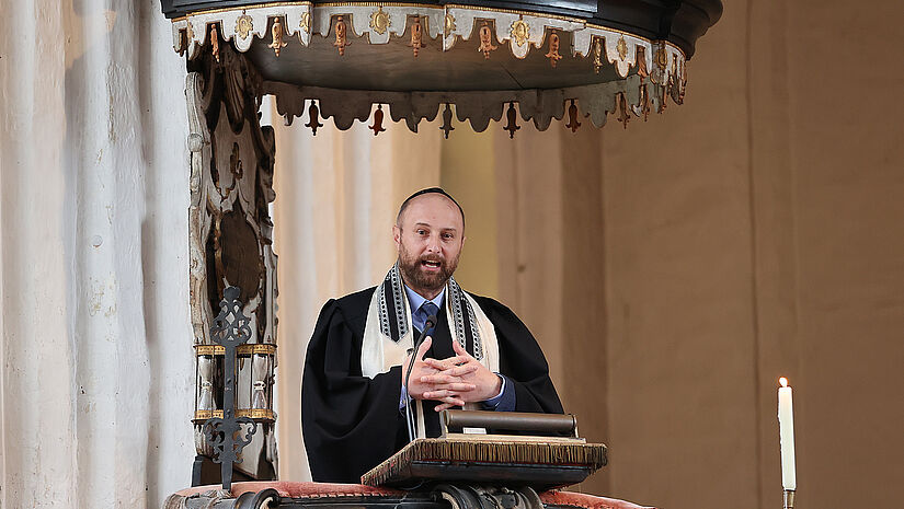 Landesrabbiner Yuriy Kadnikov hält die Predigt/Derascha im Gottesdienst. Landesrabbiner Yuriy Kadnikov hält die Predigt/Derascha im Gottesdienst.
