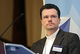 Erzbischof Brauer bei der Sondersynode der Nordkirche am Rednerpult 