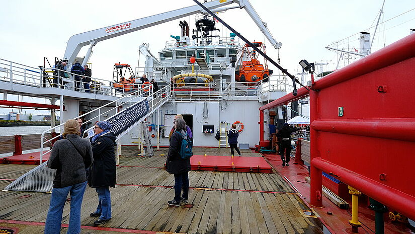 Blick auf das Achterdeck der Sea Watch 5: Hier sollen Schiffbrüchige untergebracht werden, Container dafür werden noch aufgestellt. Blick auf das Achterdeck der Sea Watch 5: Hier sollen Schiffbrüchige untergebracht werden, Container dafür werden noch aufgestellt.