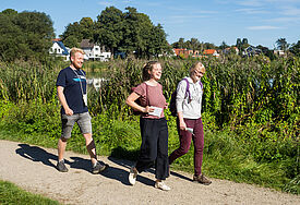 Der Weg ist das Ziel: Die Vikare Malte Parlow, Linda Moser und Helen Boldt (von links) laden Groß und Klein zum Pilgern ein. 