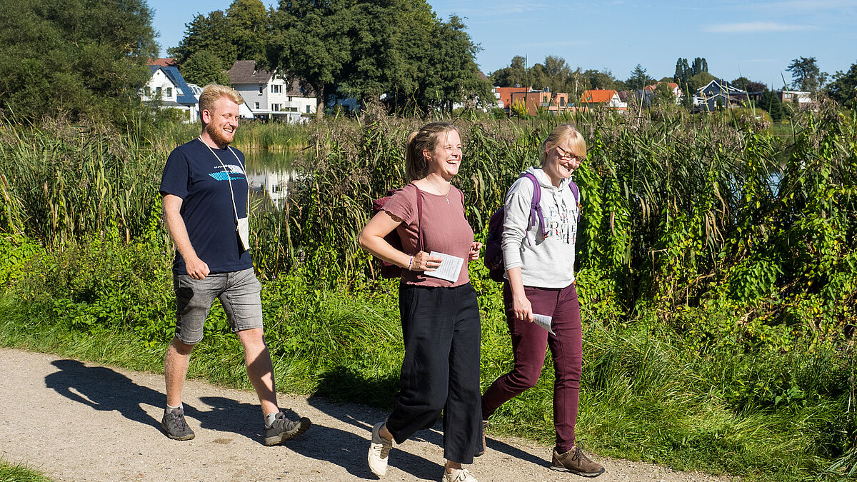 Der Weg ist das Ziel: Die Vikare Malte Parlow, Linda Moser und Helen Boldt (von links) laden Groß und Klein zum Pilgern ein. 