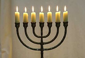 Ein Symbol des Judentums: die Menorah, der siebenarmige Leuchter. Foto: epd-bild, Jan Richter