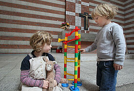 Mit Gott groß werden - Gütesiegel für elf evangelische Kitas in Hamburg (Symbolbild)