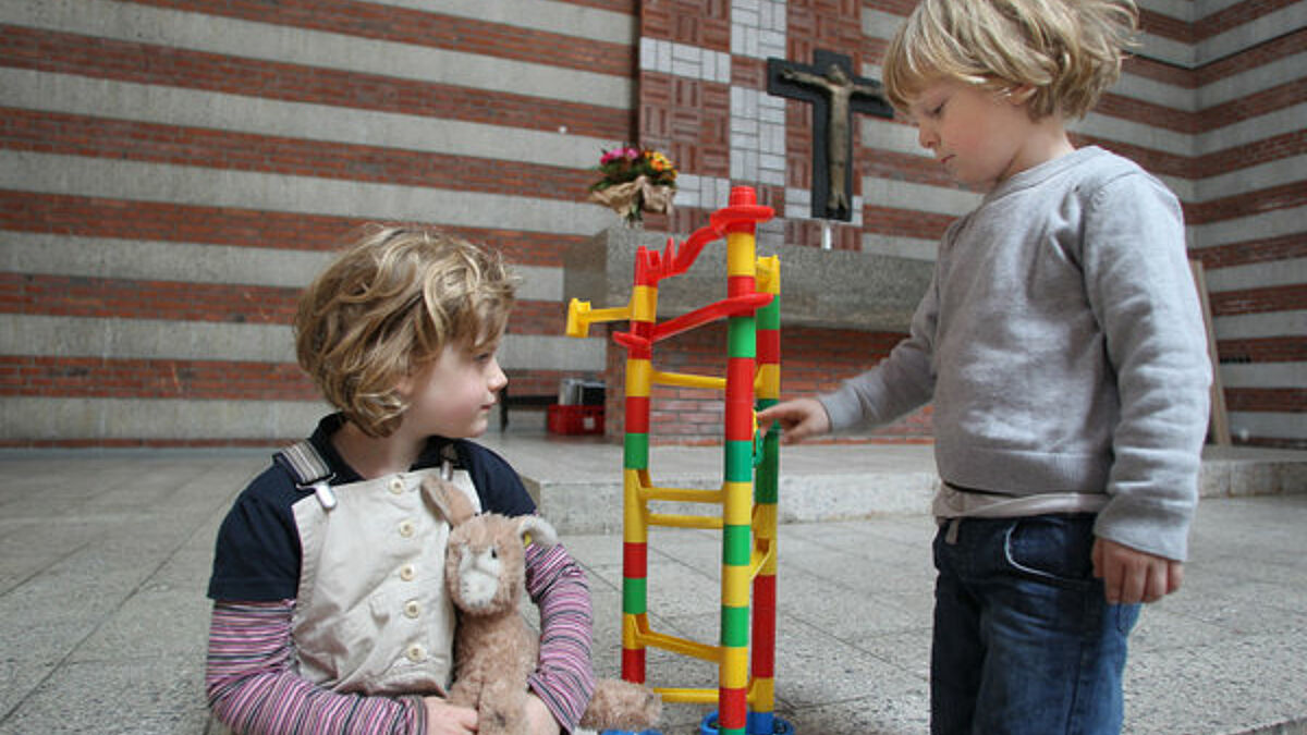 Mit Gott groß werden - Gütesiegel für elf evangelische Kitas in Hamburg (Symbolbild, epd)