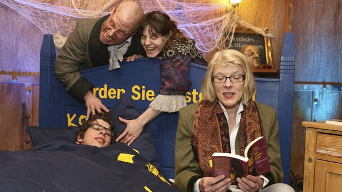 Die Hamburger Autorin Regula Venske (vorne) hat einen Krimi zum Kirchentag geschrieben. "Der zweite Stein", ein Buch mit viel Lokalkolorit, stellte sie im Hamburger Gruselkabinett "Dungeon" vor.