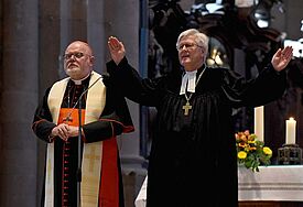 Der Ratsvorsitzende der Evangelischen Kirche in Deutschland (EKD), Heinrich Bedford-Strohm (re.), und der Vorsitzende der katholischen Deutschen Bischofskonferenz, Kardinal Reinhard Marx