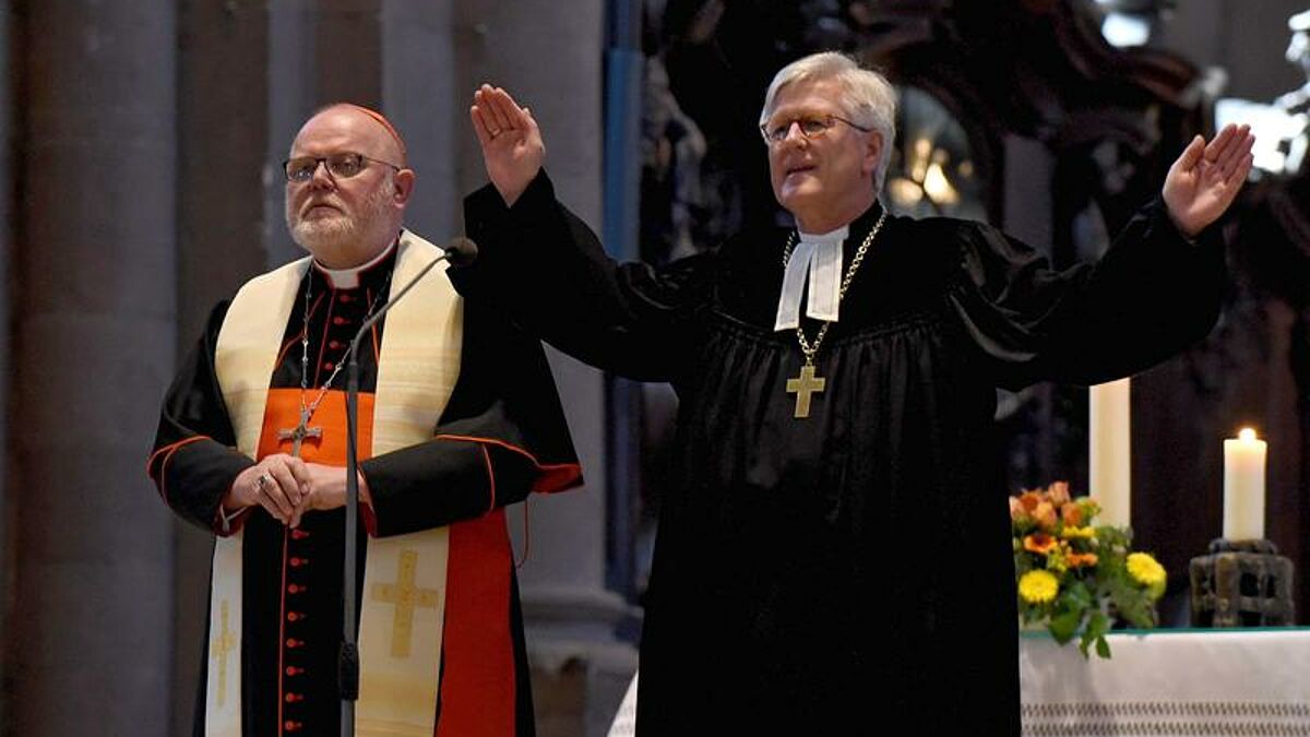 Ökumenischer Gottesdienst zur bundesweiten Eröffnung der "Woche für das Leben 2014" im Erfurter Dom. Im Bild: der sächsische Landesbischof Jochen Bohl, im Hintergrund rechts der katholische Bischof von Hildesheim Norbert Trelle. 