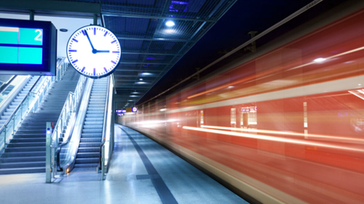 Eine rasante Anreise mit der Bahn wünscht sich die Nordkirche von der Mitgliedern der Klima-Synode