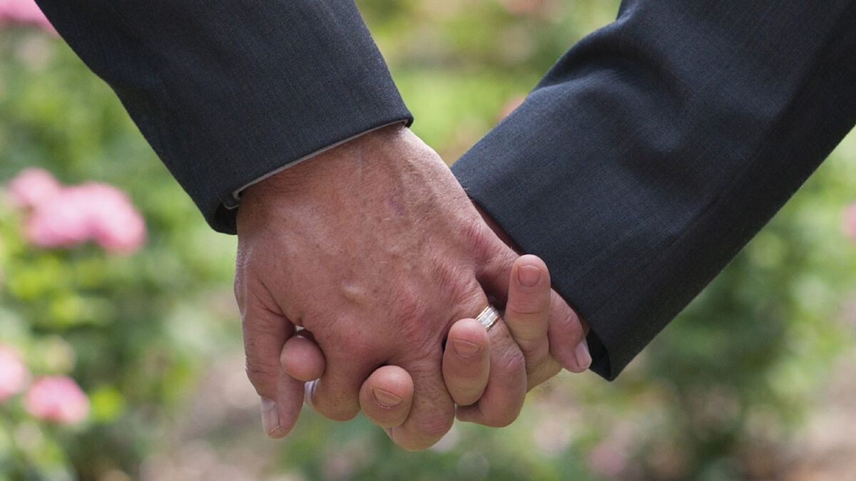 Homosexuelles Paar Hand in Hand (Symbolbild)
