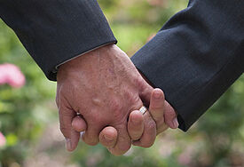 Homosexuelles Paar Hand in Hand