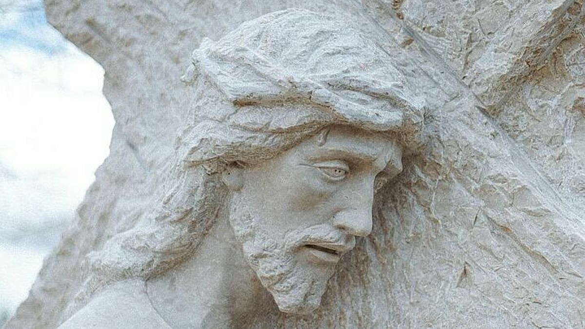 Karfreitag: Jesus trägt das Kreuz