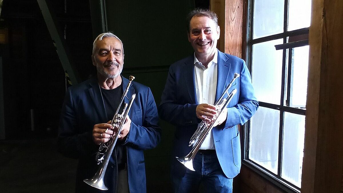 Micheltürmern Horst Huhn und Josef Thüne spielen zum 30. Dienstjubiläum gemeinsam "Aus meines Herzens Grunde". 