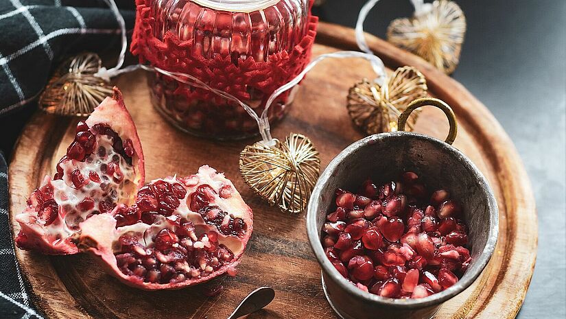 Wenn es draußen kalt wird, schmeckt der Tee oder Glühwein noch besser. Punsch mit Grantapfelkernen