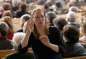 Gebärdendolmetscherin im Gottesdienst. Foto: epd-bild