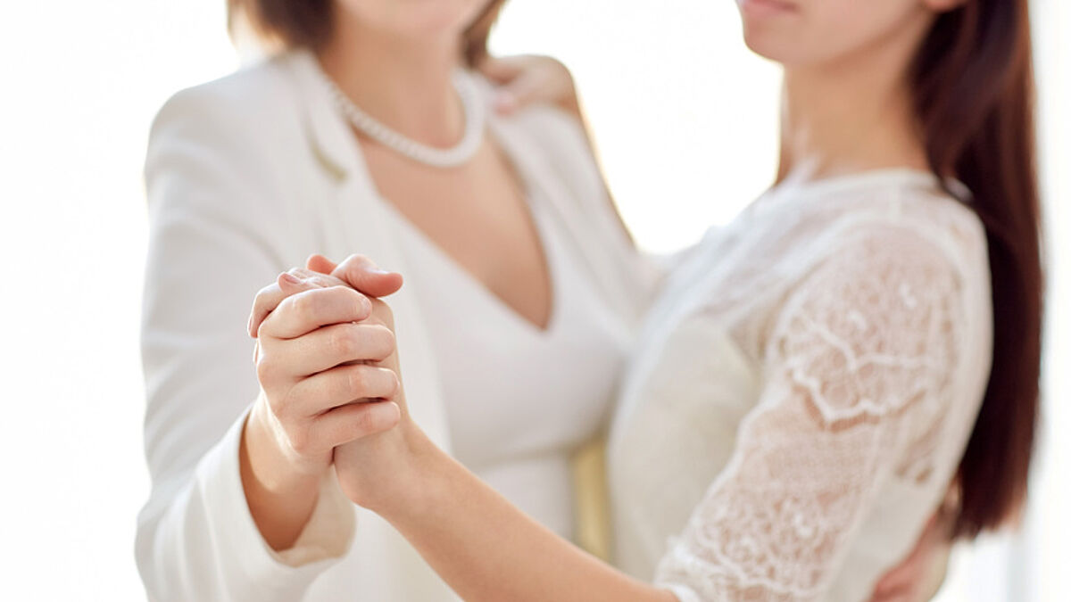 Ein gleichgeschlechtliches Paar bei der Hochzeit (Symbolfoto)