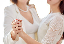 Ein gleichgeschlechtliches Paar bei der Hochzeit (Symbolfoto)