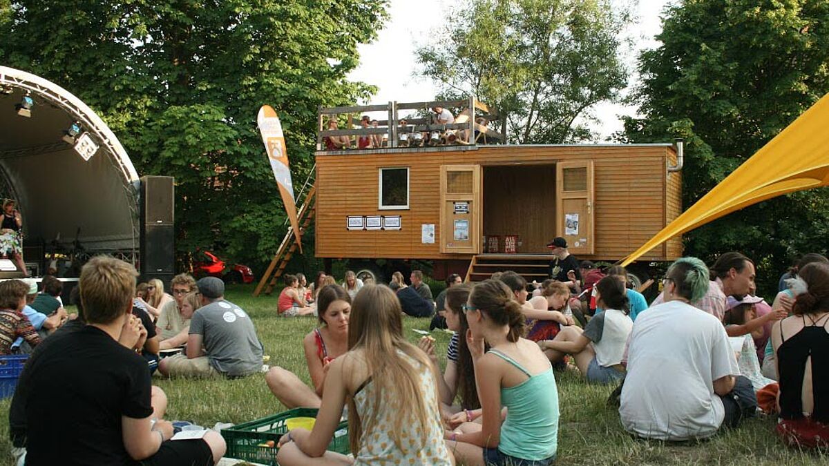 Ähnlich wie beim Sommerspektakel der Evangelischen Jugend Mecklenburgs in Tempzin werden in den Sommerferien nordkirchenweit Freizeiten mit Konzerten, Workshops, Besinnungen, Gesprächen, Aktionen, Sport und Spiel angeboten
