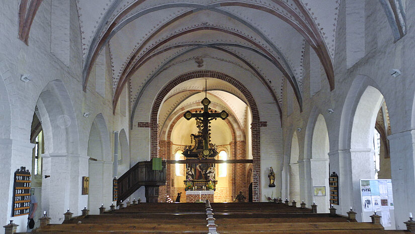 So sieht es im Innenraum des Gotteshauses Altenkirchen aus: Das Langhaus wurde im 14. Jahrhundert zur dreischiffigen Basilika ausgebaut. Altenkirchen auf Rügen, Innenansicht