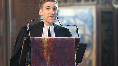 Professor Manuel Stetter hält seine Predigt im Rahmen des Einführungsgottesdienstes in der Universität Rostock.