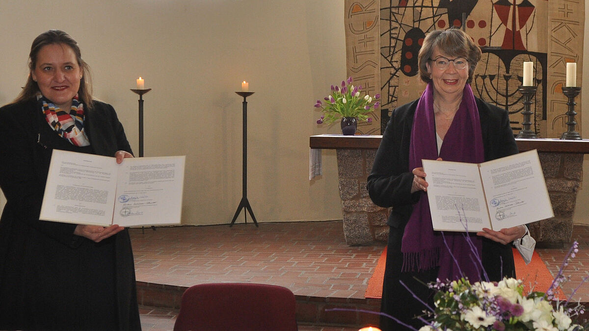Ministerin Manja Schüle und Landesbischöfin Kristina Kühnbaum-Schmidt bei der Unterzeichnung der Vereinbarung in Fürstenberg/Havel. 
