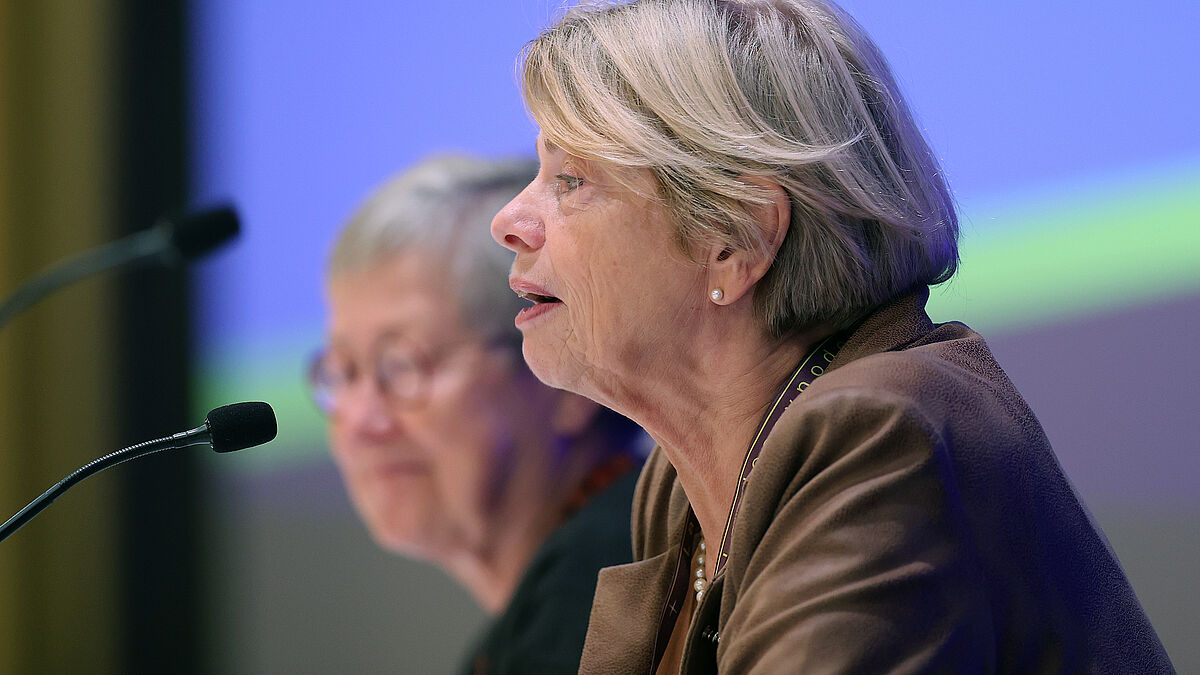 Präses Ulrike Hillmann und Vize-Präses Elke König am Mikrophon