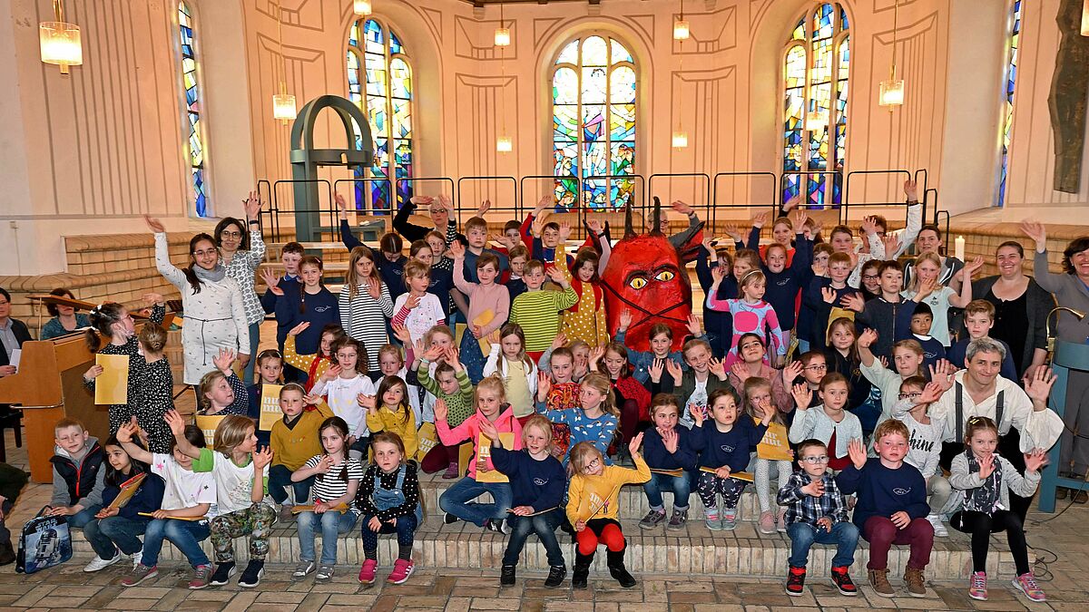 Auch beim Kinderchortag 2022 in Plön (Archivbild) kamen zahlreiche Kinder zusammen, um gemeinsam zu singen und Spaß zu haben. 