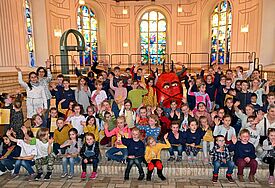 Aufführung der Kinderkantate "Nur Mut _ Georg und der Drache" beim Kinderchortag 2022 mit dem Pantomimen Nicolas Rocher (Duo Mimikry/Berlin)