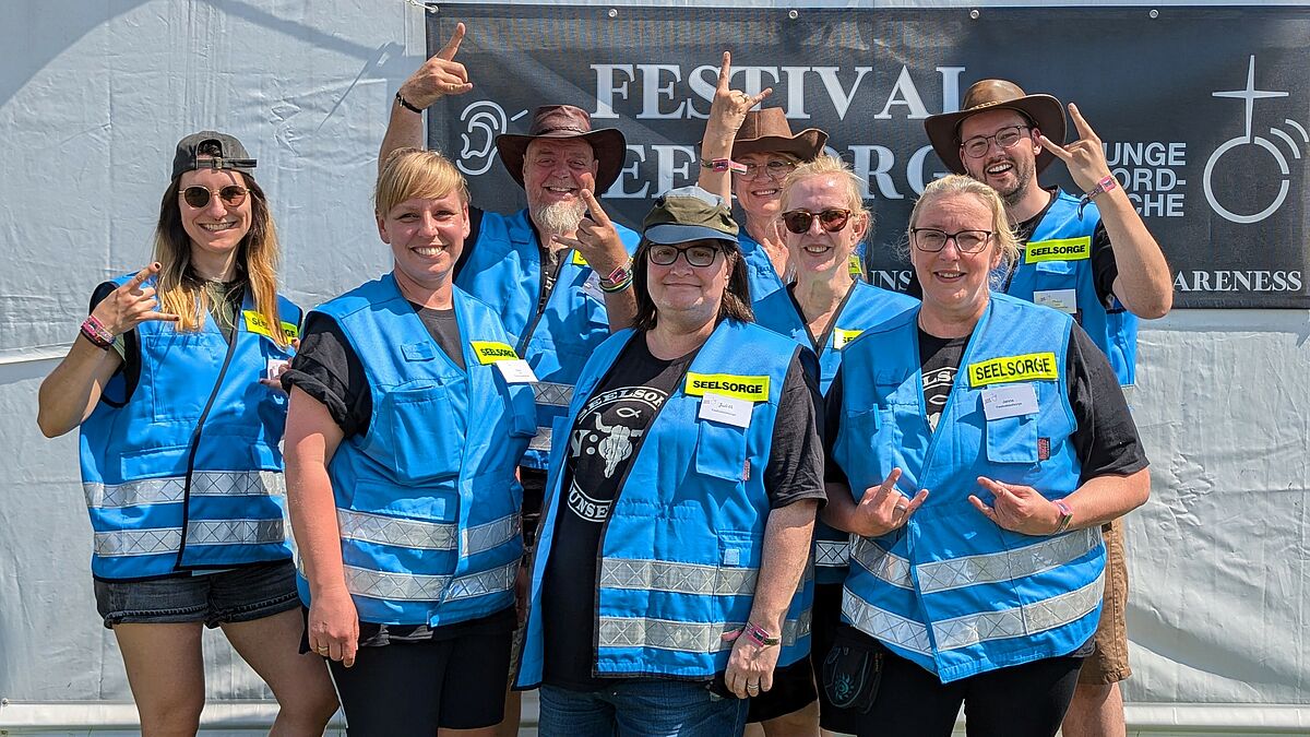 Seit Montag ist das Team aus 25 ausgebildeten Seelsorgern und Seelsorgerinnen in Wacken für die Metal-Heads im Einsatz. In diesem Jahr ist keine Schlamm-Schlacht zu erwarten, zur Anreise strahlte die Sonne.