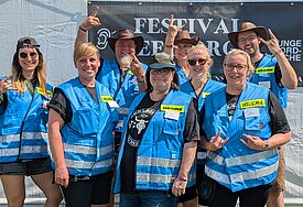 Das Team der Festival Seelsorge in Wacken vor dem Zelt