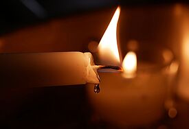 Eine Kerze wird entzündet und strahlt warmes Licht aus. 