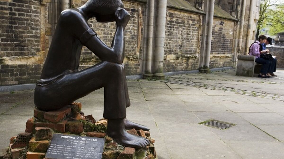 Bronzestatue im Innenbereich der ehemaligen Hauptkirche St. Nikolai in der Hamburger Innenstadt