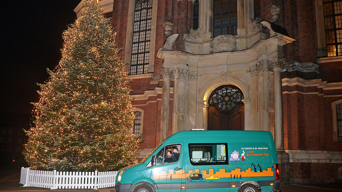 Die Helfer:innen des Mitternachtsbusses (Archivbild) sind auch an den Weihnachtsfeiertagen und am Silvesterabend im Einsatz, um auf Hamburgs Straßen heiße Getränke und Schlafsäcke zu verteilen. 