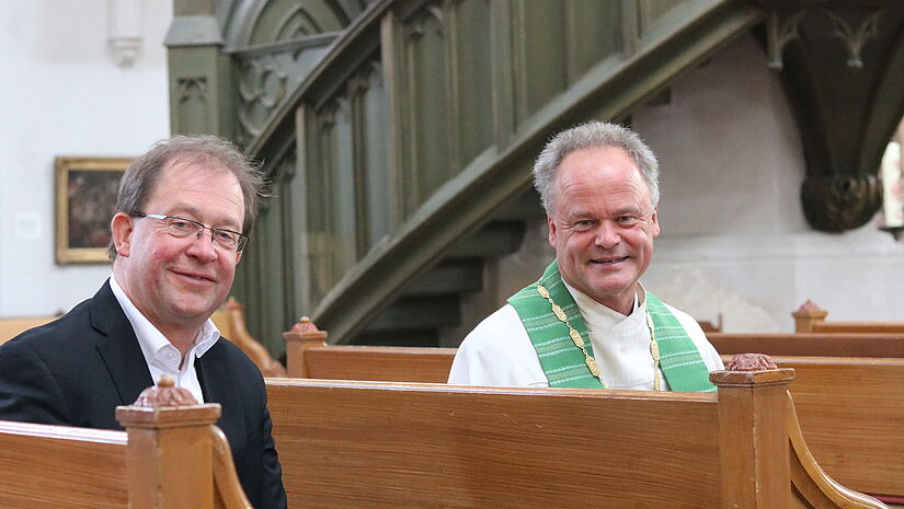 Bachwochenleiter Frank Dittmer mit Bischof Tilman Jeremias
