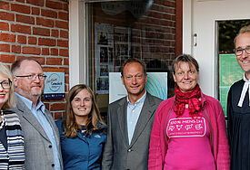 V.l.n.r.: Susanne Thiesen (Ökomenebeauftragte des Kirchenkreises), Jan Christensen (Umweltbeauftragter der Nordkirche), Insa Krempin (Kirchenkreis-Klimaschutzbeauftragte), Ingo Gutzmann (Leiter des Regionalzentrums im Kirchenkreis), Sandra Limke (Kirchengemeinde Quern-Neukirchen), Pastor Philipp Reinfeld (Kirchengemeinde Quern-Neukirchen)