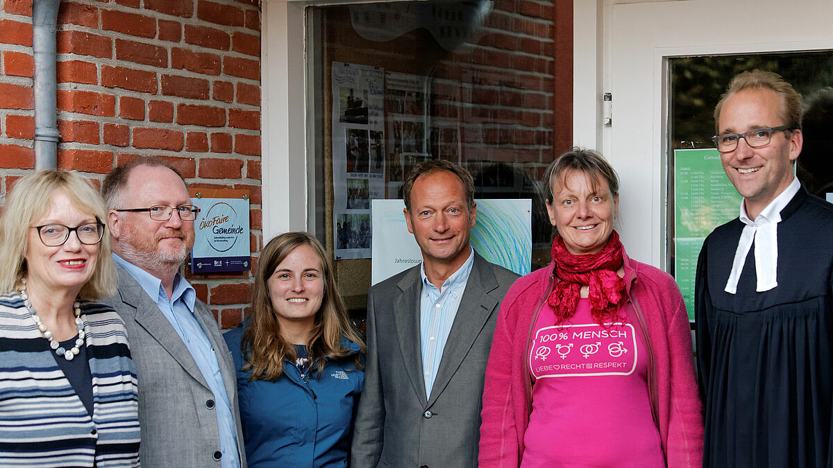 V.l.n.r.: Susanne Thiesen (Ökomenebeauftragte des Kirchenkreises), Jan Christensen (Umweltbeauftragter der Nordkirche), Insa Krempin (Kirchenkreis-Klimaschutzbeauftragte), Ingo Gutzmann (Leiter des Regionalzentrums im Kirchenkreis), Sandra Limke (Kirchengemeinde Quern-Neukirchen), Pastor Philipp Reinfeld (Kirchengemeinde Quern-Neukirchen)