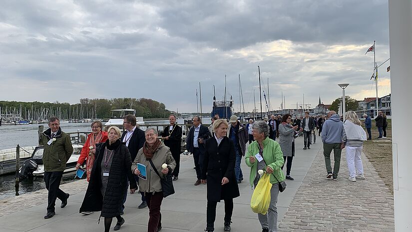 Präses Ulrike Hillmann und Vizepräses Elke König (vorne Mitte) an der Promenade beim "Gottesdienst auf dem Weg".