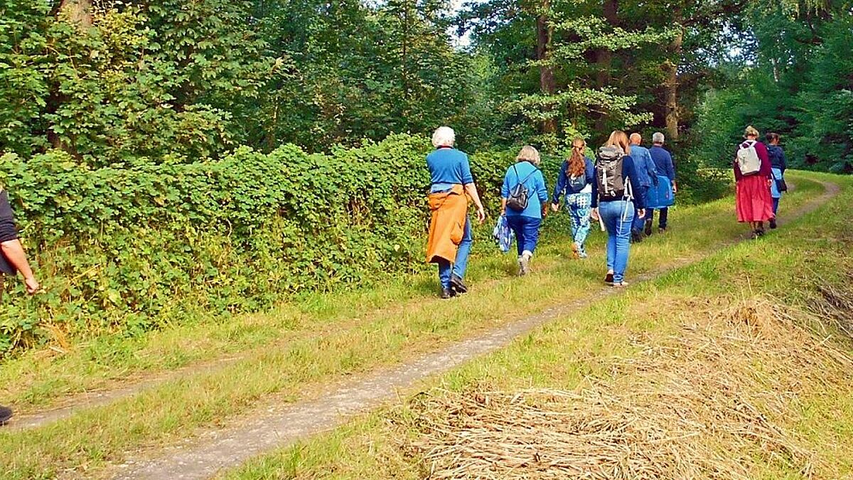 Auf dem Weg zwischen Jager und Greifswald reihen sich die Pilgerinnen symbolisch in einen Strom von Menschen ein, die seit Jahrhunderten auf der Suche nach spirituellen Erfahrungen sind. 