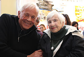 Esther Bejarano (88), Vorsitzende des Auschwitzkomitees mit Schauspieler Rolf Becker (78).